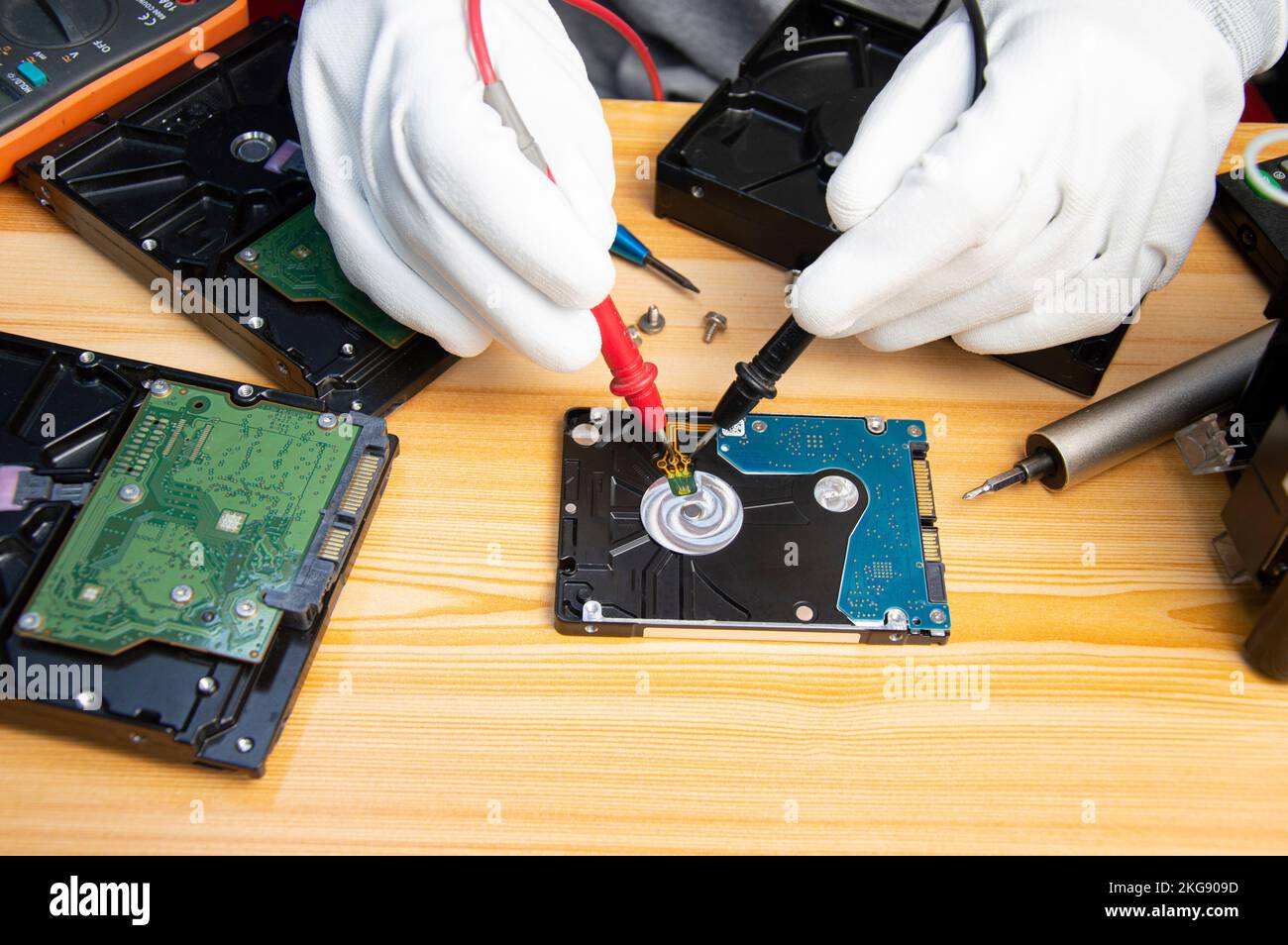 Der Techniker repariert die Festplatte, die zum Speichern von Daten verwendet wird Stockfoto