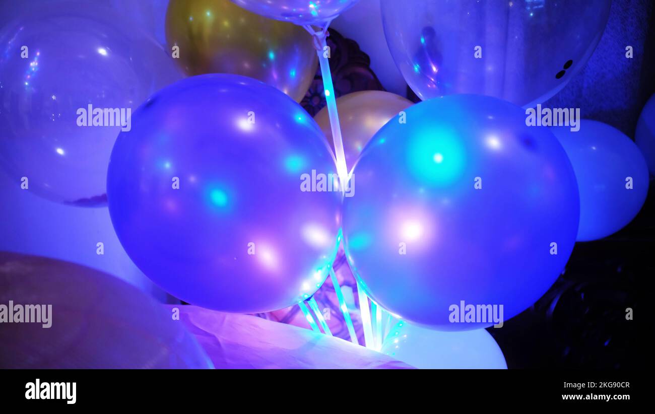 Lila Geburtstagsballons mit LED-Lampen Stockfoto