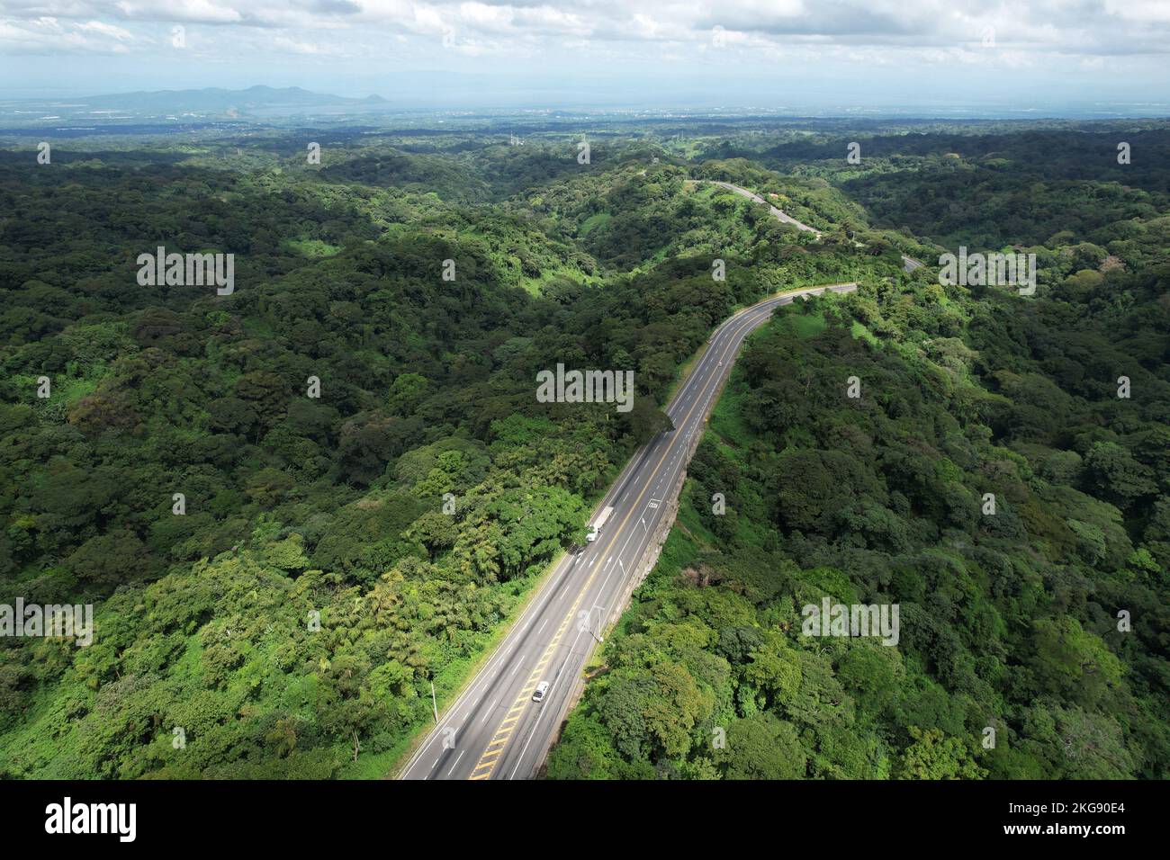 Hauptautobahn in mittelamerika aus der Vogelperspektive Stockfoto