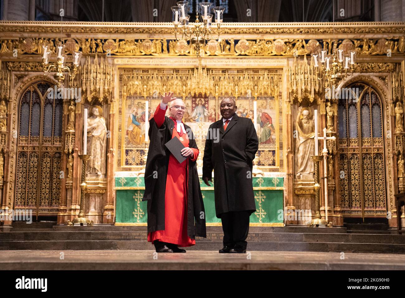 Präsident Cyril Ramaphosa aus Südafrika besucht Westminster Abbey in London, begleitet vom Dekan der Westminster Abbey, Hochwürden David Hoyle, im Rahmen des Staatsbesuches des südafrikanischen Präsidenten in Großbritannien. Bilddatum: Dienstag, 22. November 2022. Stockfoto