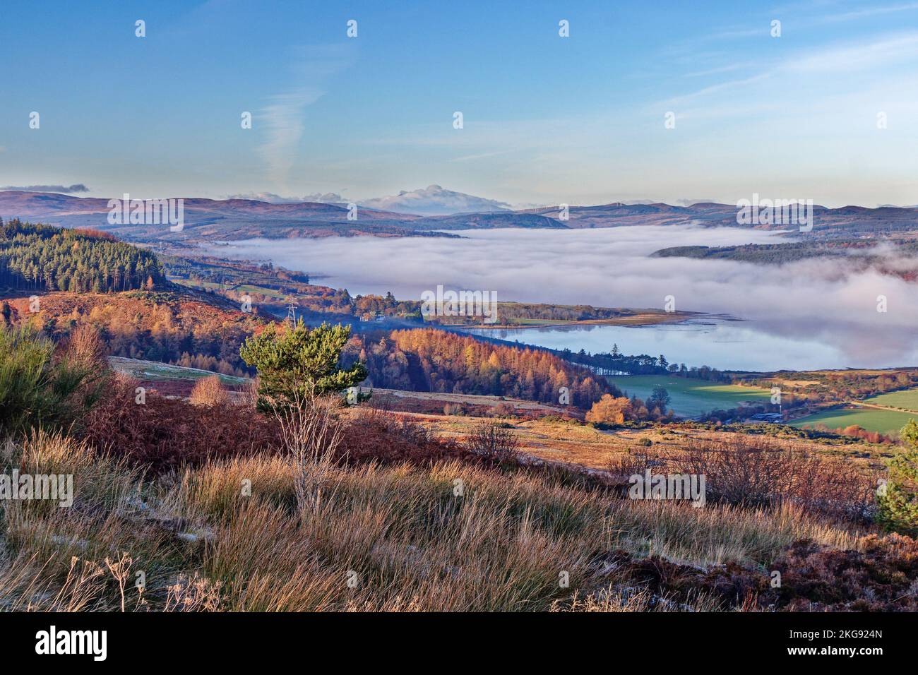 Struie Hill Edderton Easter Ross Scotland der Dornoch Firth ist im Frühwinter teilweise von herbstlichem Nebel bedeckt Stockfoto