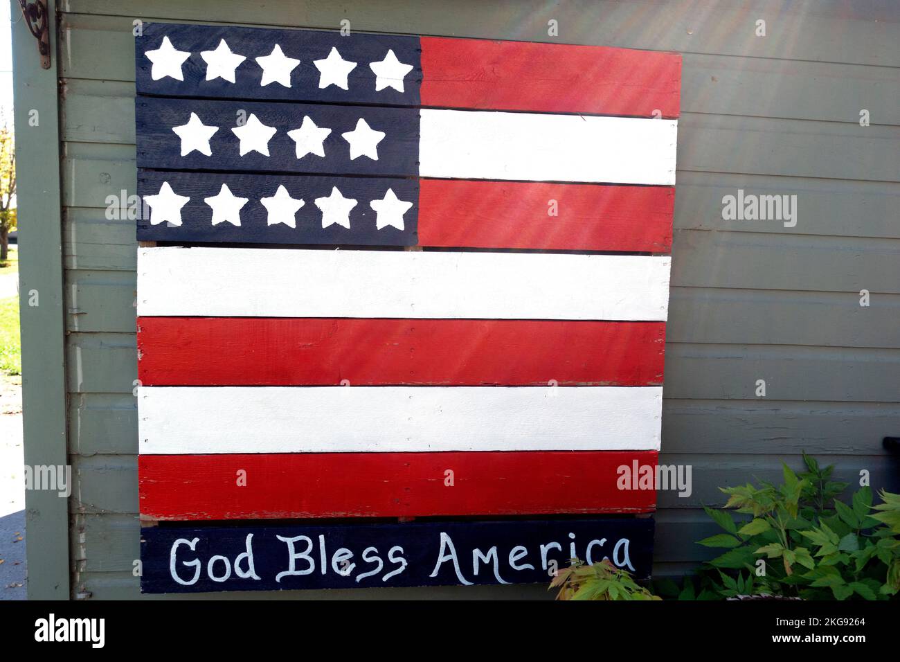 Kunstvoll bemalte amerikanische Flagge an der Seitenwand einer Garage. Fergus Falls, Minnesota, USA Stockfoto