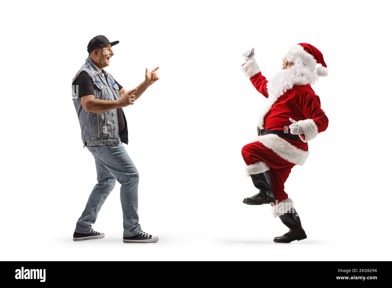 In voller Länge Profilaufnahme eines coolen reifen Mannes, der mit dem weihnachtsmann auf weißem Hintergrund tanzt Stockfoto
