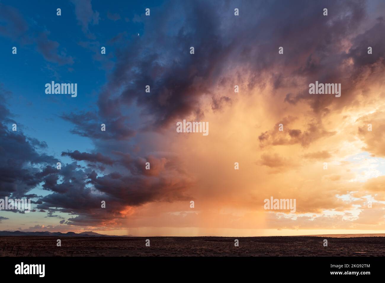Stürmischer Sonnenuntergang am Himmel mit dramatischen Wolken in der Nähe von Flagstaff, Arizona Stockfoto