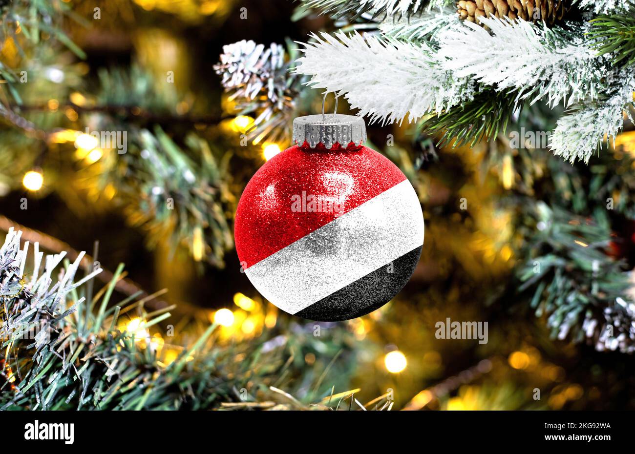 Neujahrs-Glaskugel mit der Flagge von Sealand, Fürstentum, vor einem bunten weihnachtlichen Hintergrund Stockfoto