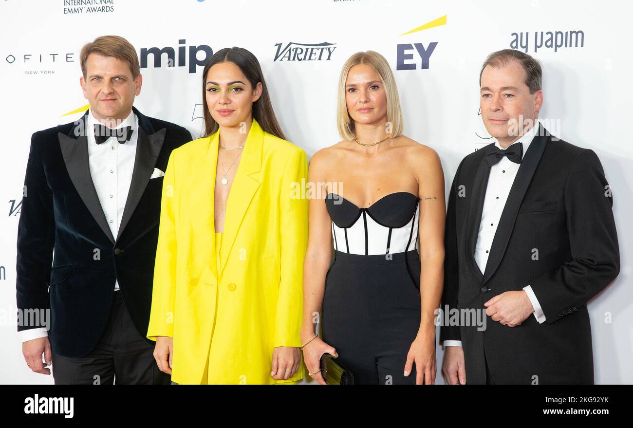 21. November 2022, New York, New York, USA: Leopold Hoesch, Nilam Farooq, Pia Stutzenstein, Mark Speich nehmen an den International Emmy Awards 50. im Hilton Hotel Teil (Bildquelle: © Lev Radin/Pacific Press via ZUMA Press Wire) Stockfoto
