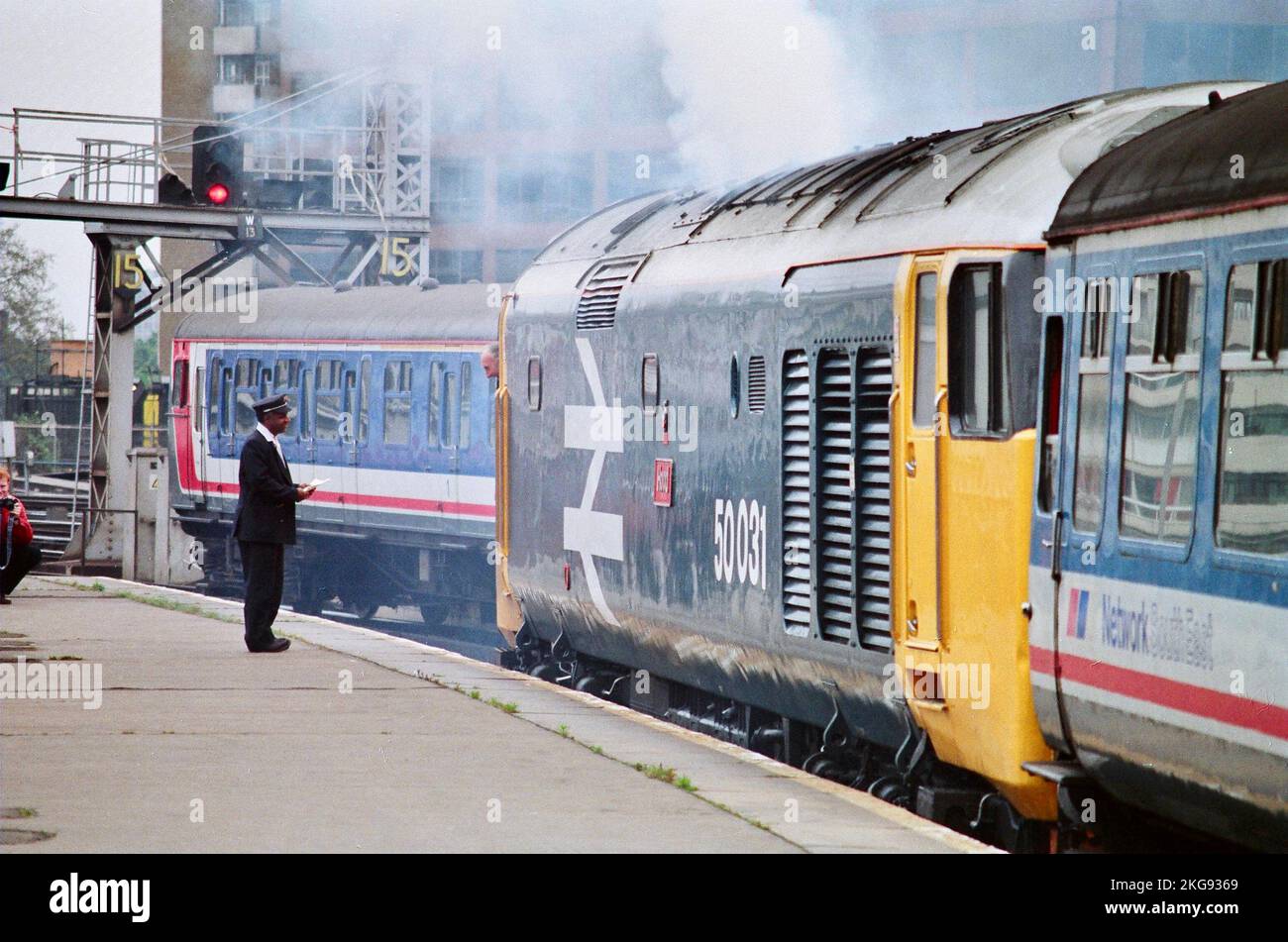 50031 Uhr „Hood“ Klasse 50, gesehen wie sie rauchend in London Waterloo mit 1V09, dem 09,10 Waterloo - Exeter Service, am 31.. Mai 1991, während die Wache ein kurzes Gespräch mit dem Fahrer führt. Stockfoto