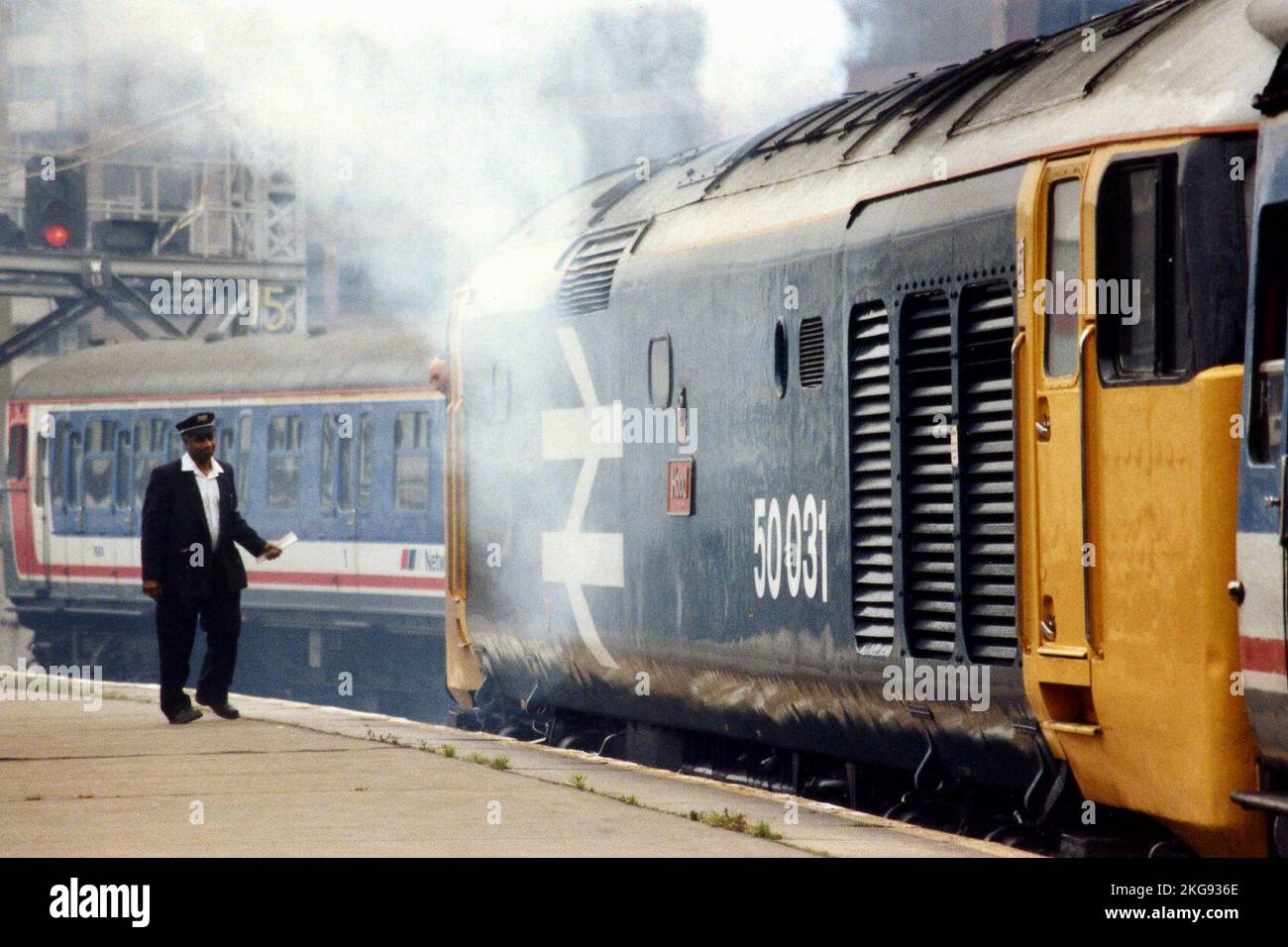 50031 Uhr „Hood“ Klasse 50 am 31.. Mai 1991 in London Waterloo mit 1V09, dem 09,10 Waterloo - Exeter Service, beim Rauchen gesehen, während sich die Wache für ein kurzes Gespräch mit dem Fahrer dem Fahrerhaus nähert. Stockfoto