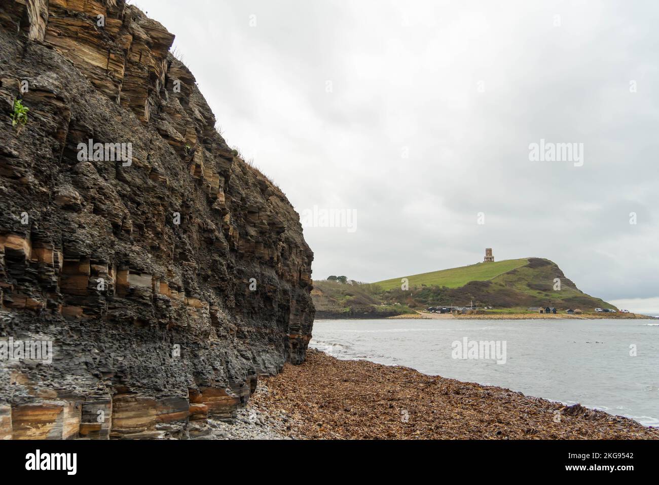 Der Blick auf die Küste von Kimmeridge Bay, Dorset, Großbritannien, zeigt die Schichten von Ölschiefer, Schlammstein und Kalkstein in den Klippen. Stockfoto