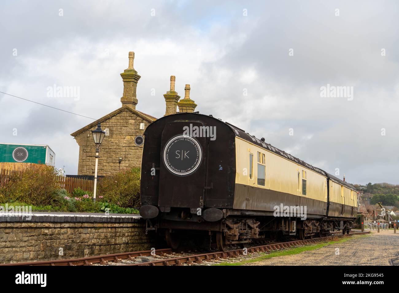 The Station Kitchen: Restaurant in einem ehemaligen Eisenbahnwaggon in West Bay, Dorset, Großbritannien. Stockfoto