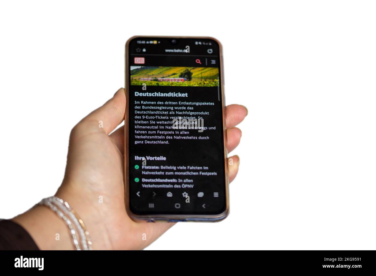 Symbolbild Deutschlandticket: Frau hält ein Smartphone mit der Webseite der Deutschen Bahn in der Hand. Freigestellt vor weißem Hintergrund Stockfoto