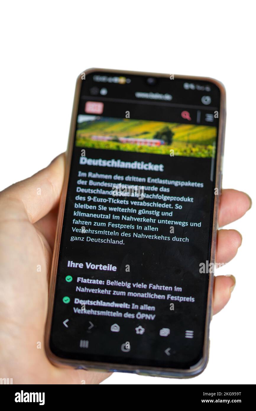 Symbolbild Deutschlandticket: Frau hält ein Smartphone mit der Webseite der Deutschen Bahn in der Hand. Freigestellt vor weißem Hintergrund Stockfoto
