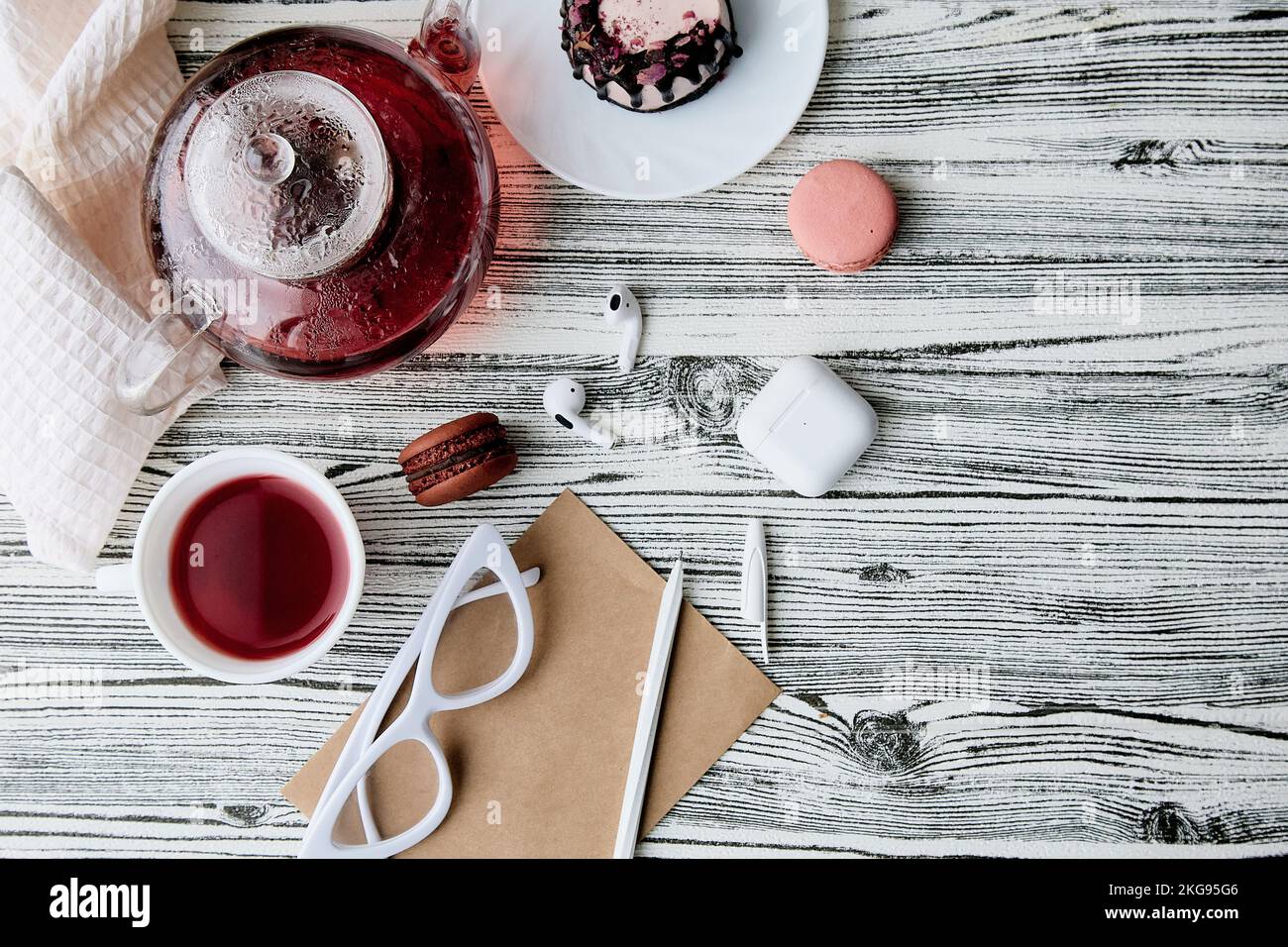 Ästhetik feminin rosa gesundes glutenfreies und zuckerfreies Himbeer-Dessert mit Bio-Tee und Umschlag-Mock Up. Femininer Lifestyle Hintergrund. Stockfoto