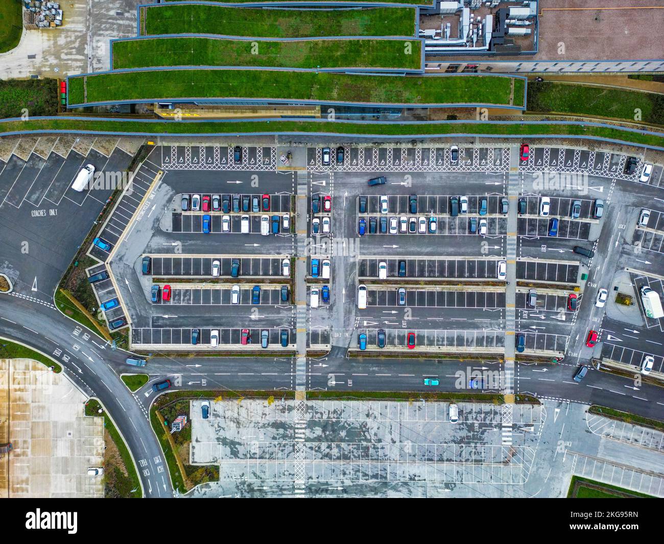 Blick aus der Vogelperspektive auf den Parkplatz in Skelton Lake Services an der M1 in Leeds, West Yorkshire Stockfoto