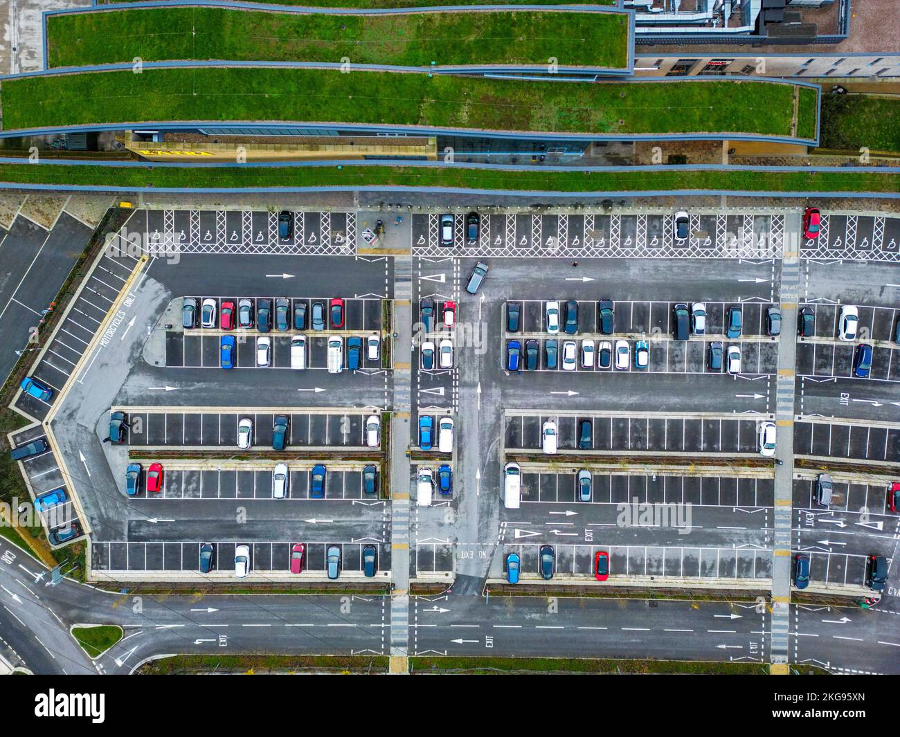 Blick aus der Vogelperspektive auf den Parkplatz in Skelton Lake Services an der M1 in Leeds, West Yorkshire Stockfoto