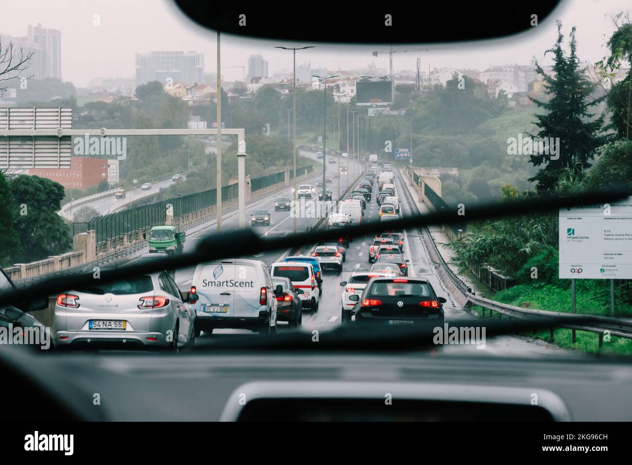 Dashboard POV von schweren Stoßstange zu Stoßstange Verkehr an einem regnerischen Tag auf Av. Ing. Duarte Pacheco in Lissabon, Portugal Stockfoto