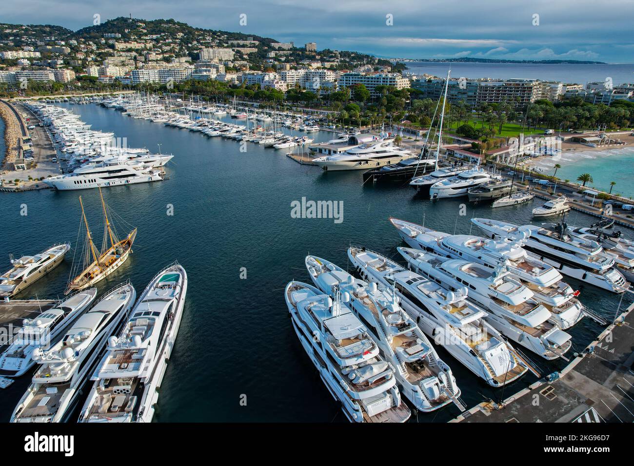 Luftaufnahme über dem Yachthafen von Cannes an der französischen Riviera. Ich schaue auf Mega Yacht's mit La croisette im Hintergrund. Stockfoto