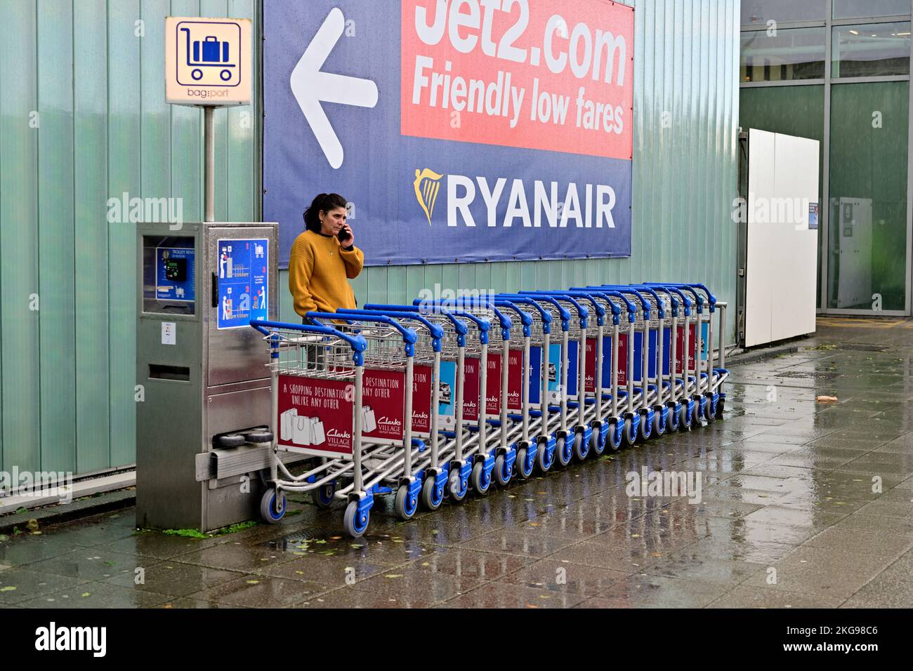 Mietwagen für Gepäckwagen am Flughafen Bristol Terminal, Bezahlung in Münzen erforderlich, um die Wagen zur Benutzung freizugeben, UK Stockfoto