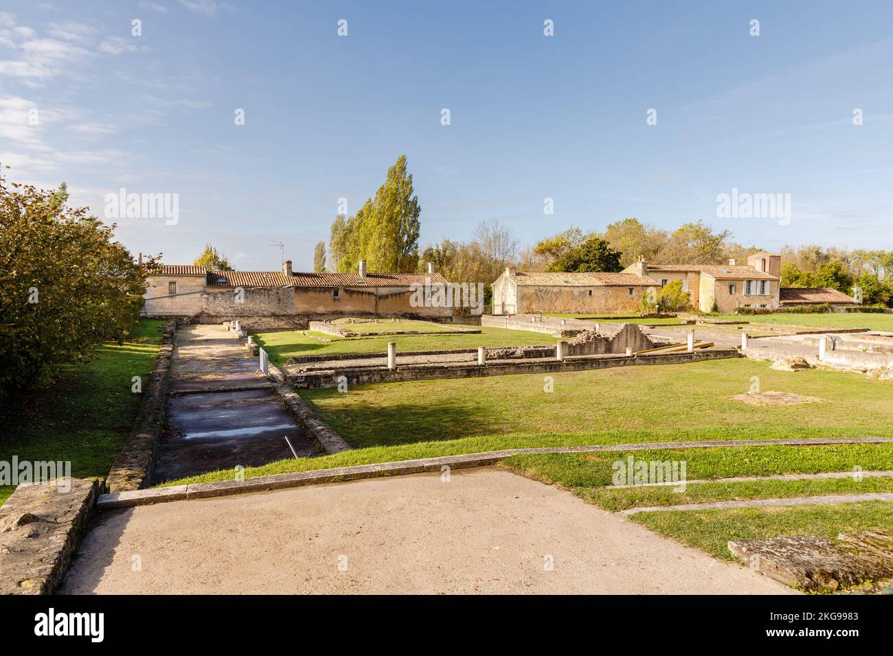 Plassac, Frankreich - 01. November 2022: Ruine der Gallo-Römischen Villa von Plassac und des Museums im Stadtzentrum an einem Herbsttag Stockfoto