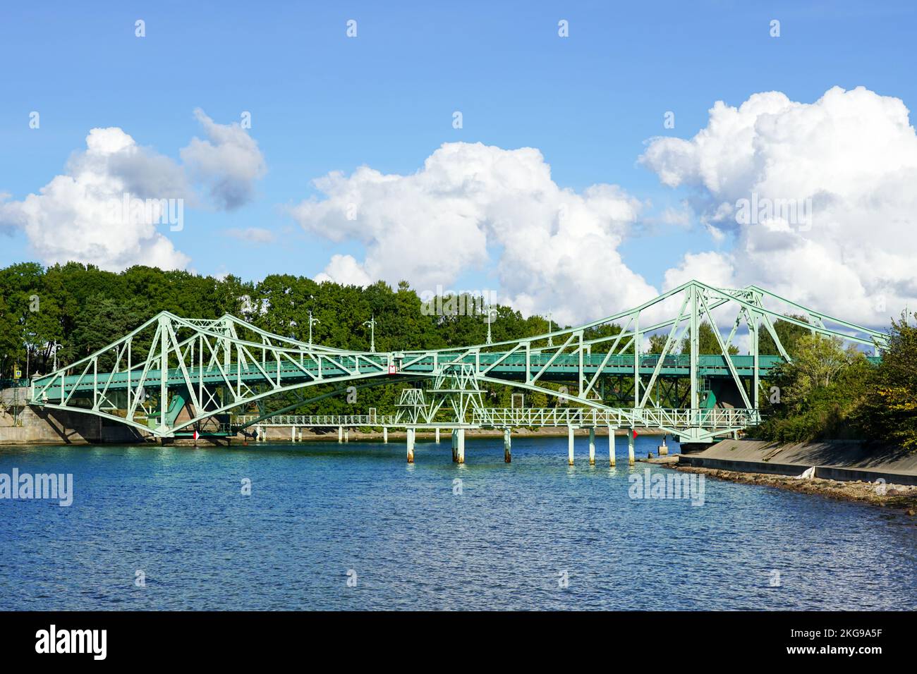 Oskara Kalpaka Brücke, historische drehbare genietete Stahl Bau Auto Brücke, Wahrzeichen in Liepaja, Lettland Stockfoto