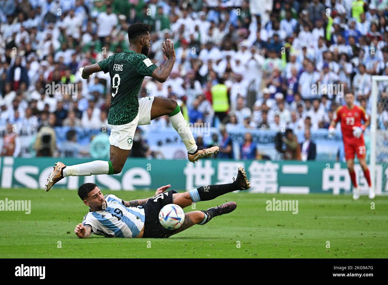 Doha, Katar, 22/11/2022, Nicolas Otamendi aus Argentinien und Firas Al-Buraikan aus Saudi-Arabien während des Spiels Argentinien gegen Saudi-Arabien bei der FIFA-Weltmeisterschaft Katar 2022 im Lusail-Stadion in Doha, Katar am 22. November 2022. Foto: Laurent Zabulon/ABACAPRESS.COM Stockfoto