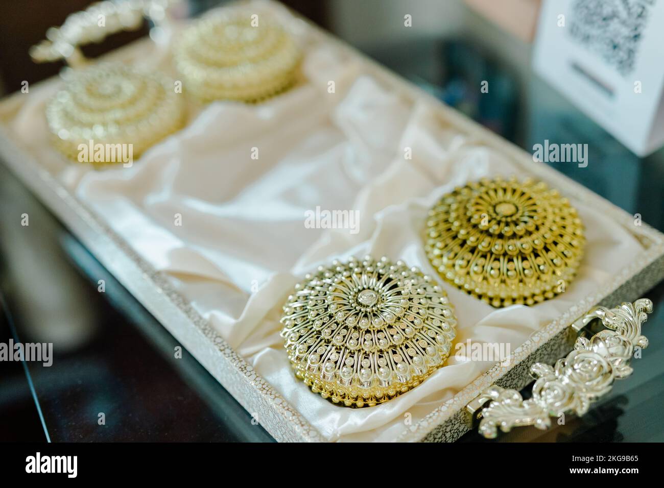 Indische Hochzeitszeremonie Kurkuma-Paste in einer Schüssel für die Haldi-Zeremonie Stockfoto