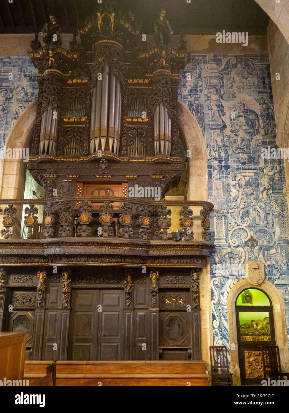 Hölzerne Orgel und blau-weiße Fliesen der Igreja Matriz, Barcelos Stockfoto