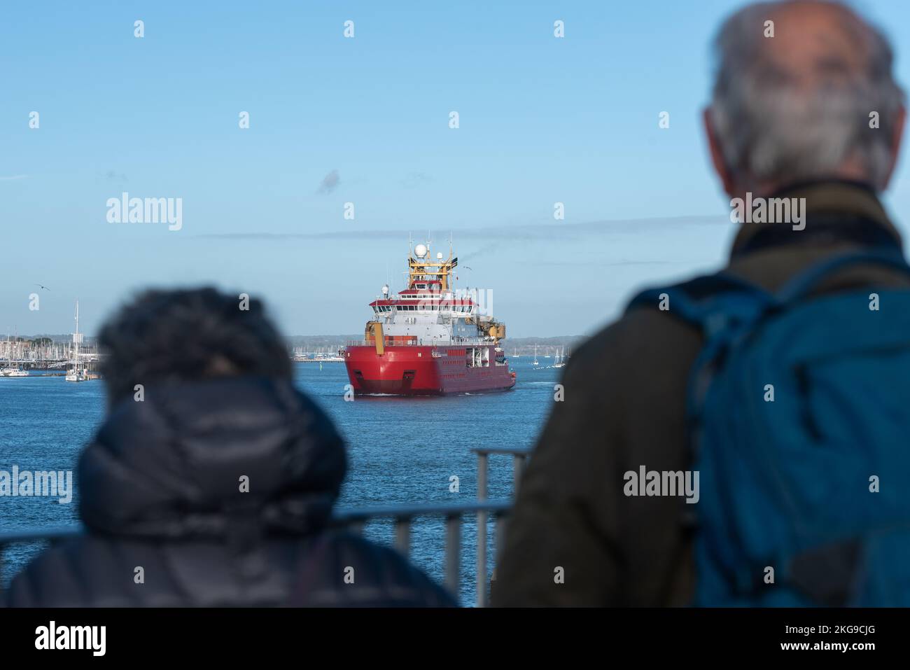 RRS Sir David Attenborough Schiff verlässt Portsmouth Hafen in England auf dem Weg in die Antarktis für Forschung, beobachtet von einer Gruppe von Zuschauern. Stockfoto