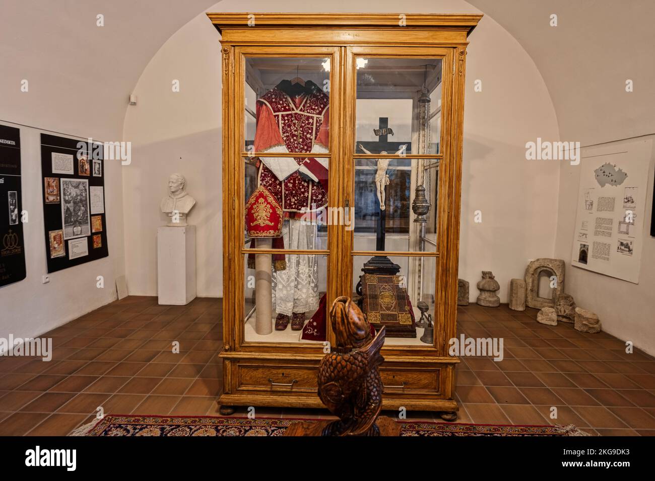 Rajhrad, Tschechische Republik - 22. Mai 2022: Priesterliche Kleidung und Kreuz im Schrank des Klostermuseums in Rajhrad, Tschechische Republik. Stockfoto