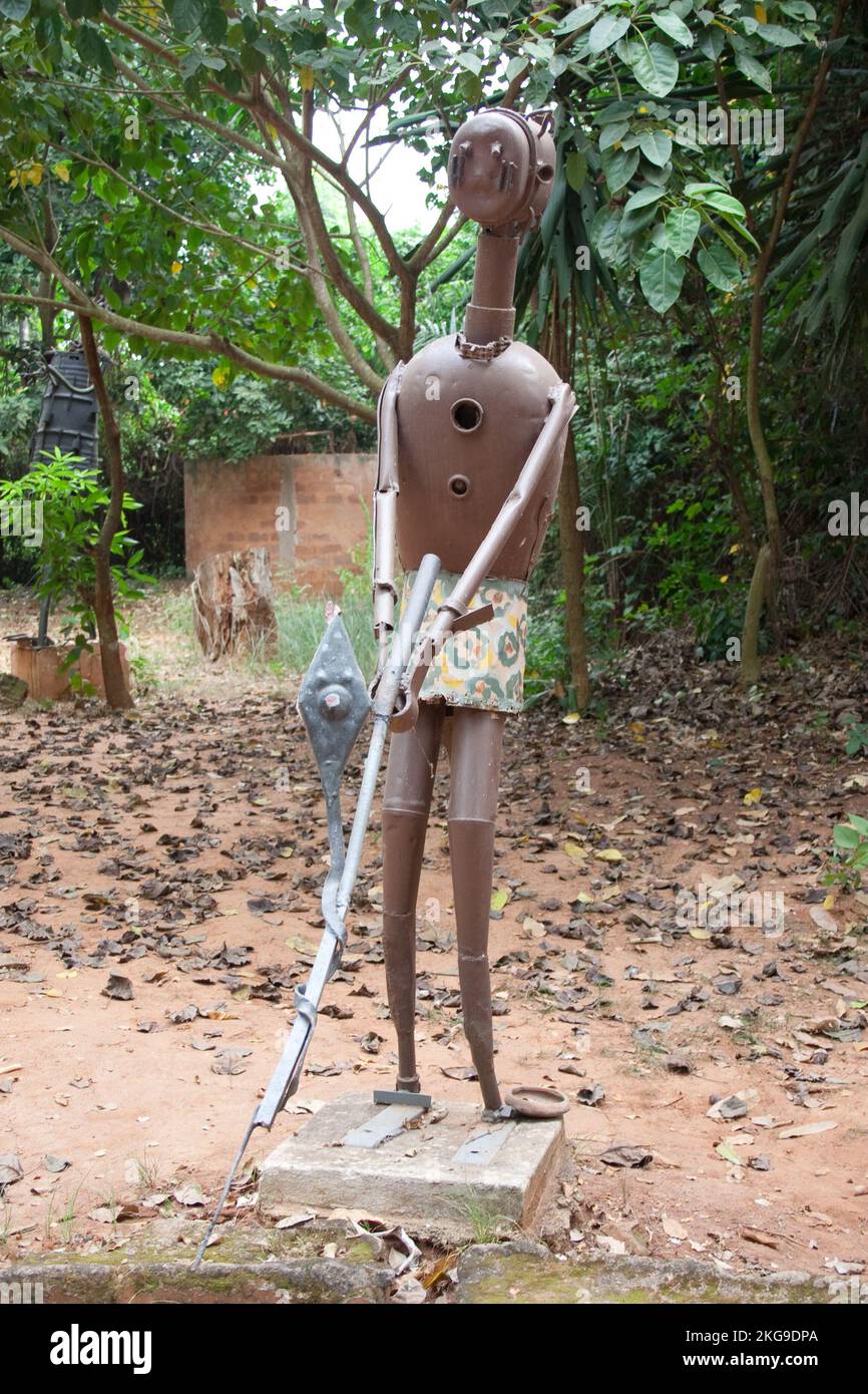 Der Jäger, der erfuhr, dass es nicht gut ist, alle Tiere zu töten, Kpasse Heiliger Wald, Ouidah, Benin Stockfoto