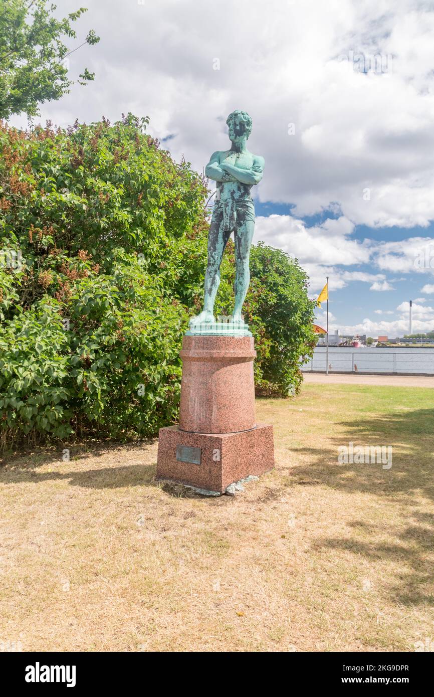 Kopenhagen, Dänemark - 26. Juli 2022: The Swimmer von Johan Borjeson. Bronzeskulptur eines Mannes im Badekostüm. Stockfoto