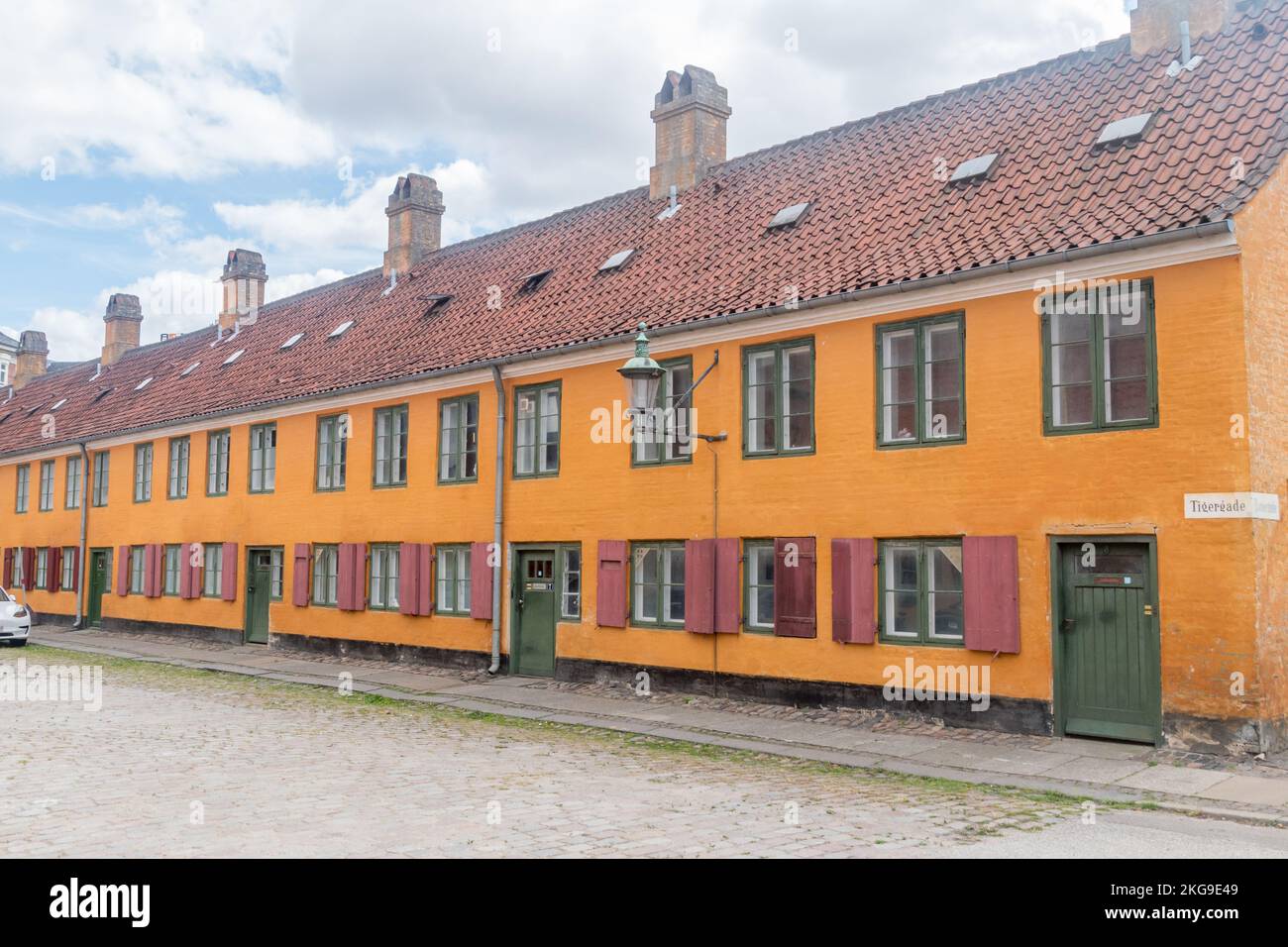 Kopenhagen, Dänemark - 26. Juli 2022: Historisches orangefarbenes traditionelles dänisches Haus im Nyboder-Viertel. Stockfoto