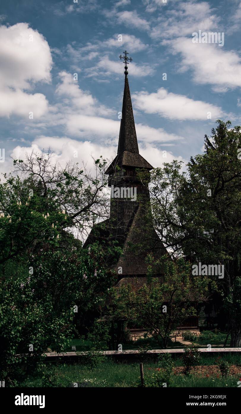 Eine griechisch-katholische Kirche mit einem Kreuz auf dem Dach im Dimitrie Gusti Museum Stockfoto