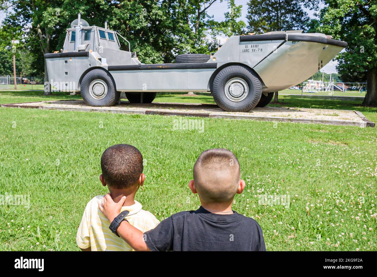 Virginia Newport News Fort Eustis US Army Transportation Museum,Militärgeschichte Ausstellung Ausstellung Sammlung,Junge Jungen Schwarze Kinder Kinder schauen schaukich Stockfoto