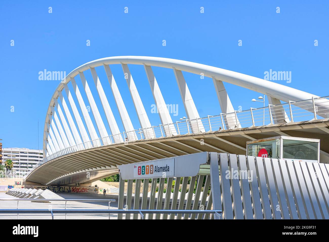 Alameda-Brücke und U-Bahn-Station, Valencia, Spanien, 2022 Stockfoto