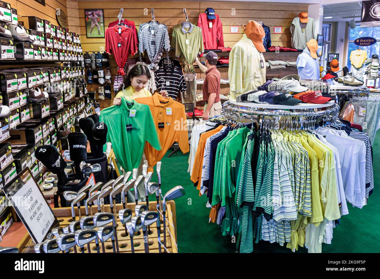 Virginia Newport News Golf Club am Deer Run Pro Shop, Einkaufen asiatische Frau weibliche Sportbekleidung Hemden vergleicht vergleichen, Stockfoto