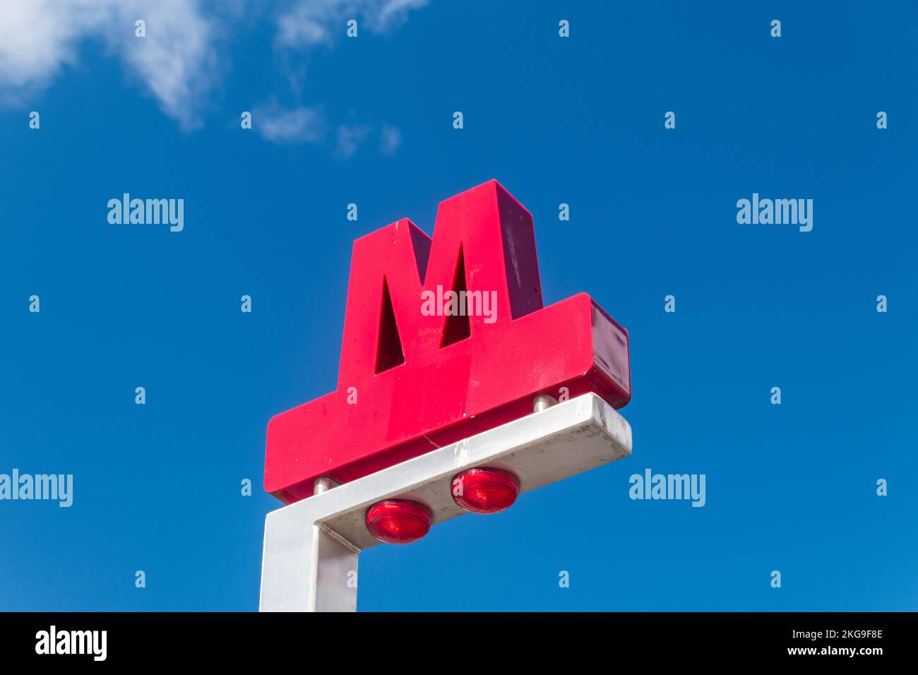 Kopenhagen, Dänemark - 26. Juli 2022: Nahaufnahme des Logos der Kopenhagen Metro. Stockfoto