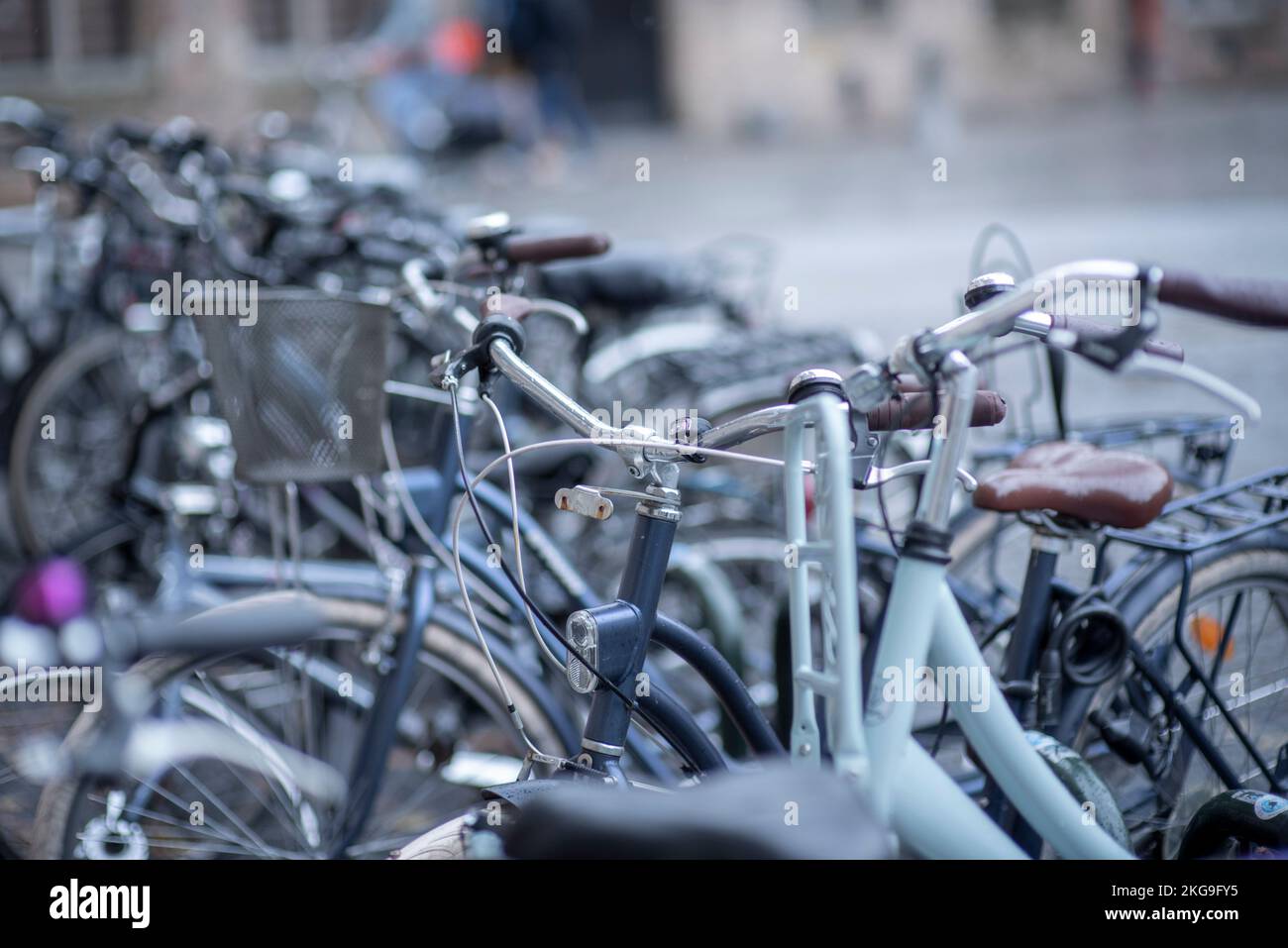 Fahrräder, die in Belgien geparkt sind Stockfoto
