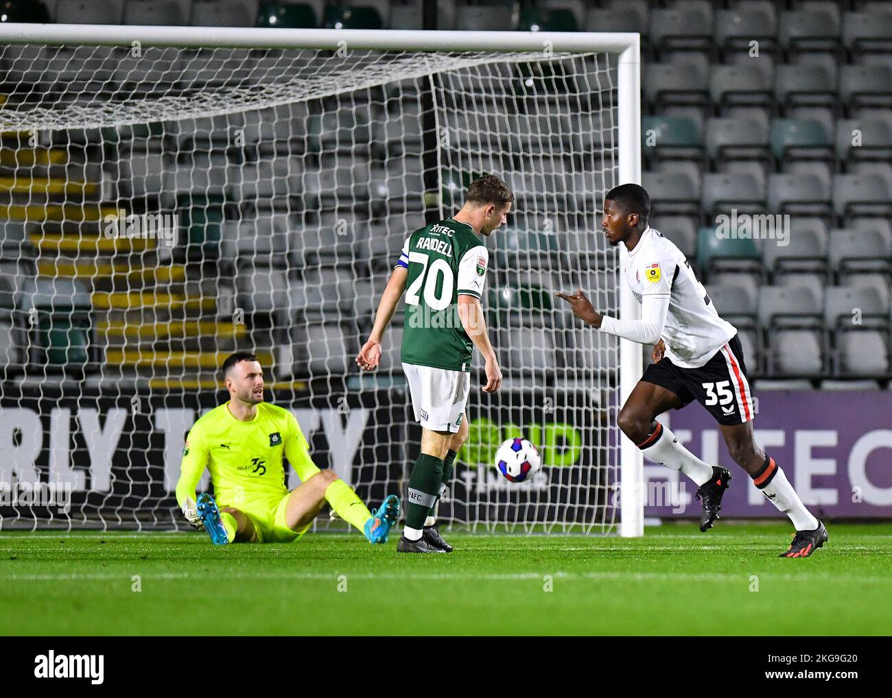 TOR Charlton Athletic Stürmer Daniel Kanu (35) erzielt beim Papa John's Trophy-Spiel Plymouth Argyle gegen Charlton Athletic im Home Park, Plymouth, Großbritannien, 22.. November 2022 ein Tor, um es 0-1 zu erreichen (Foto von Stanley Kasala/Nachrichtenbilder) Stockfoto