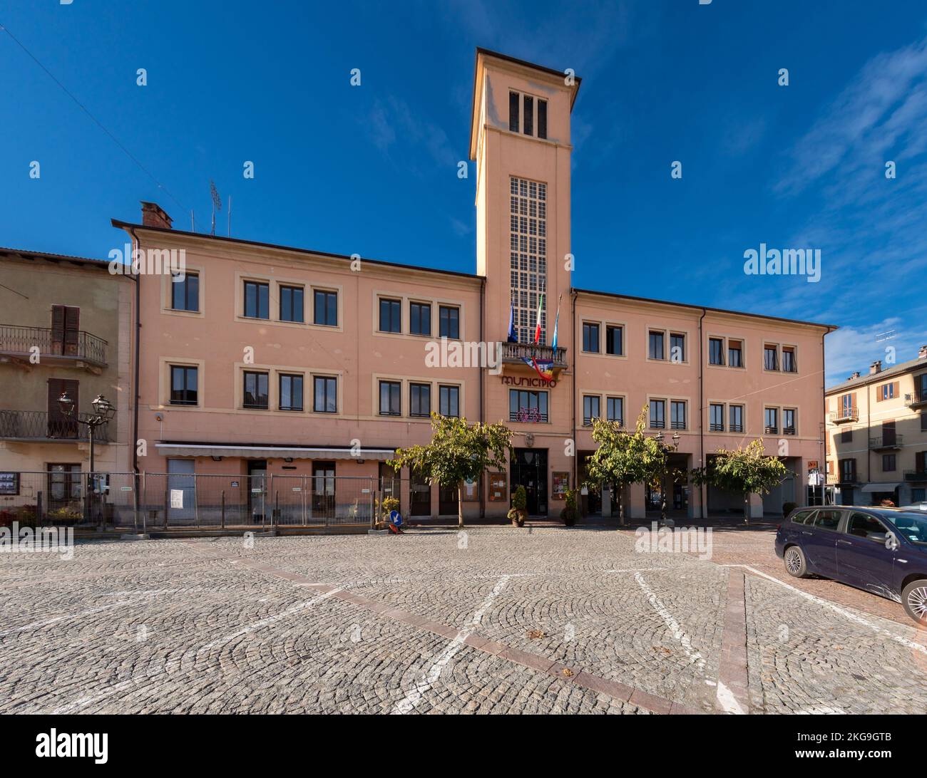 Boves, Cuneo, Italien - 22. November 2022: Rathausgebäude mit Turm auf der piazza Italia Stockfoto