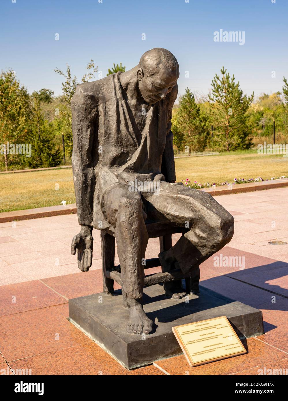 Skulpturenzusammensetzung Verzweiflung und Ohnmacht - ZH Moldabaev - Alzhir-Gedenkstätte, Aqmola, Kasachstan Stockfoto