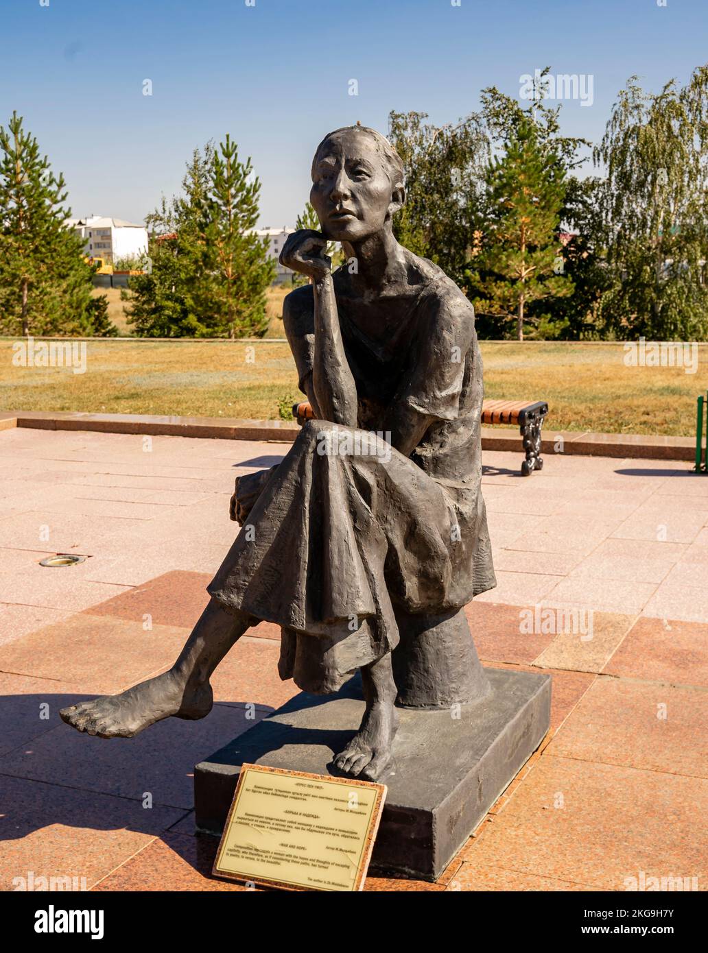 Skulpturelle Komposition Krieg und Hoffnung mit einer Frau - ZH Moldabaev - Alzhir-Gedenkstätte, Aqmola, Kasachstan Stockfoto