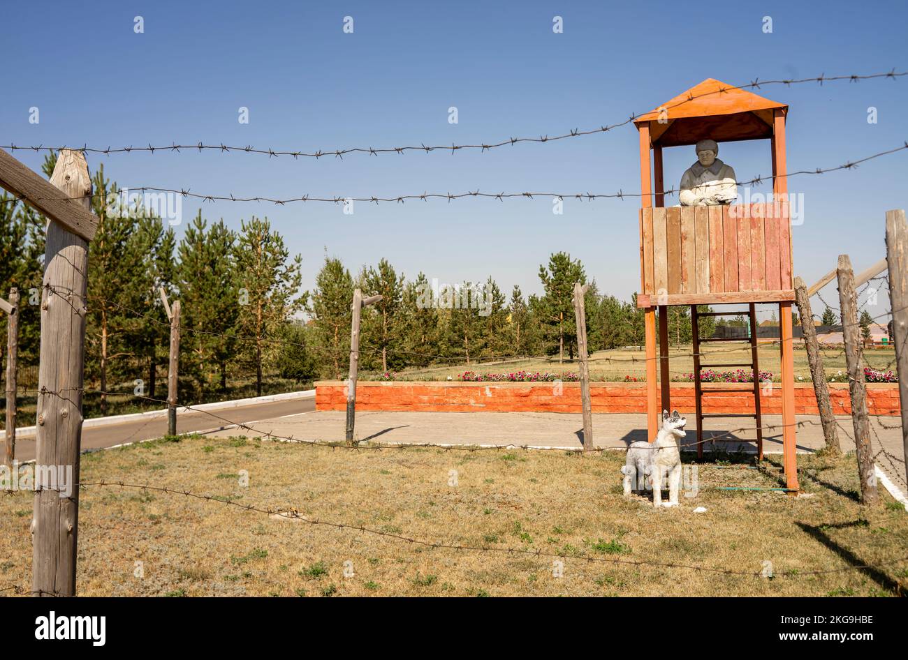 Gulag-Wachturm-Installation - Stacheldraht, Wachposten mit Guradier-Wächter - Gulag-Gefängnis-Kunstinstallation am Alzhir-Denkmal, Aqmola Stockfoto