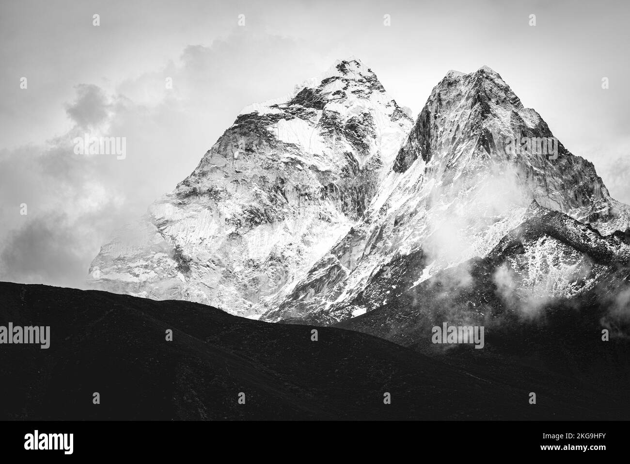 Felsige Berge in der Nähe des Dorfes Dingboche, Himalaya, Nepal Stockfoto