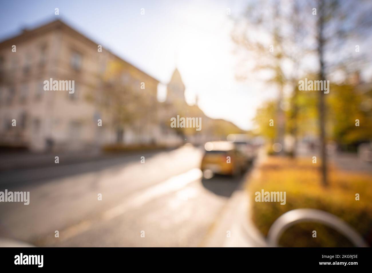 Herbstsaison Bokeh Hintergrund. Abstrakte Stadt verschwimmt auf der Straße mit Autos. Stockfoto