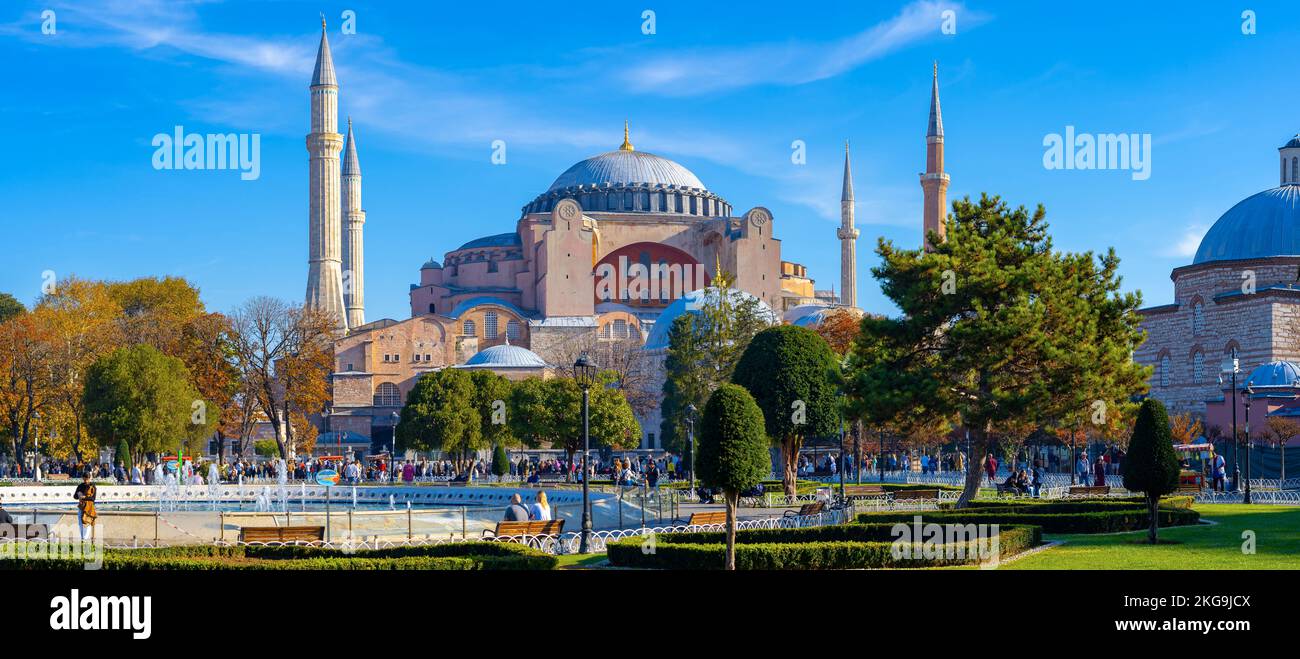 Panoramablick auf die Hagia Sophia Heilige große Moschee und den Sultan Ahmet Park. Ein sehr stark besuchter Touristenort. Stockfoto