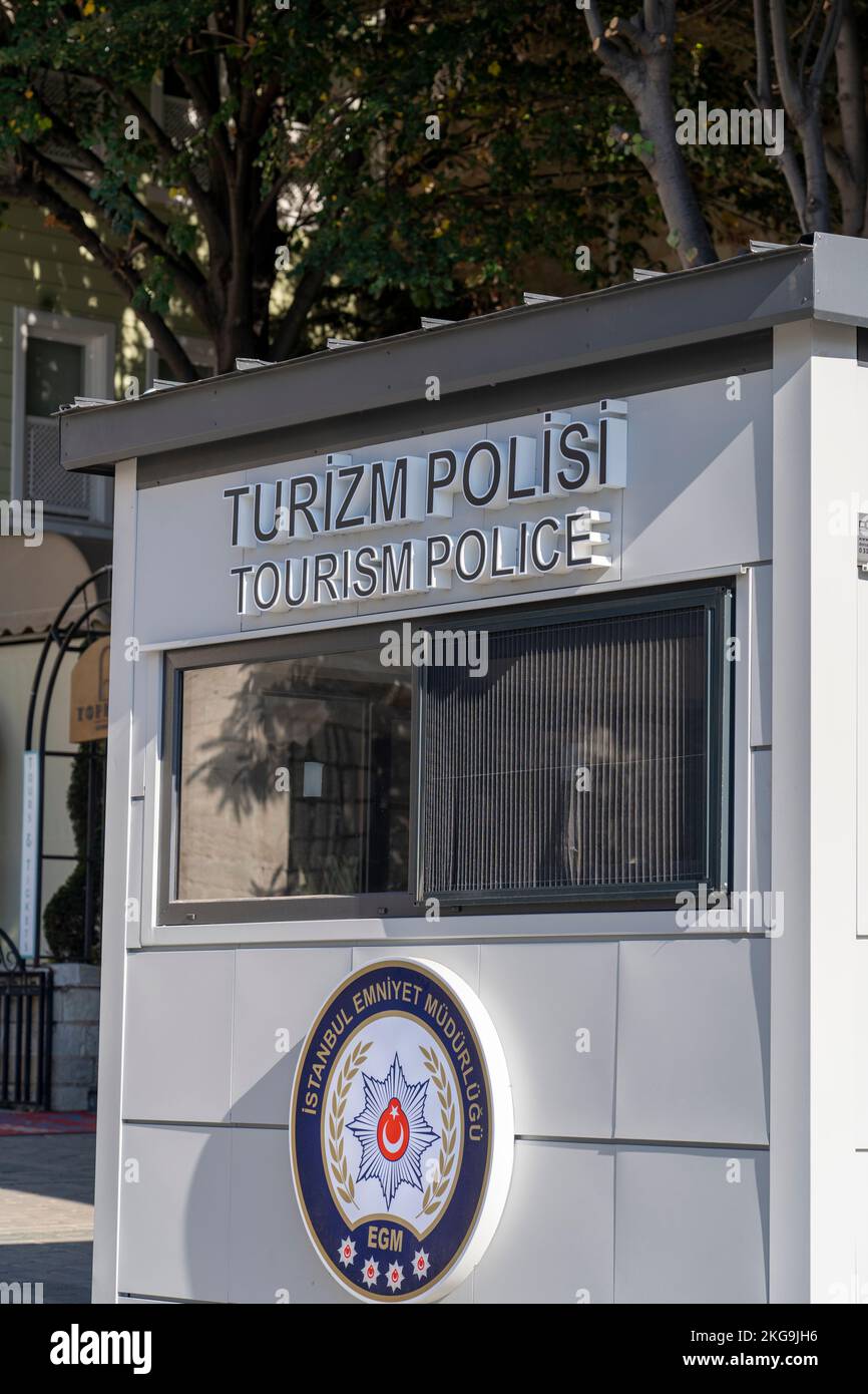 Kleiner Kontrollposten der Touristenpolizei in Istanbul an den Touristenplätzen. Stockfoto