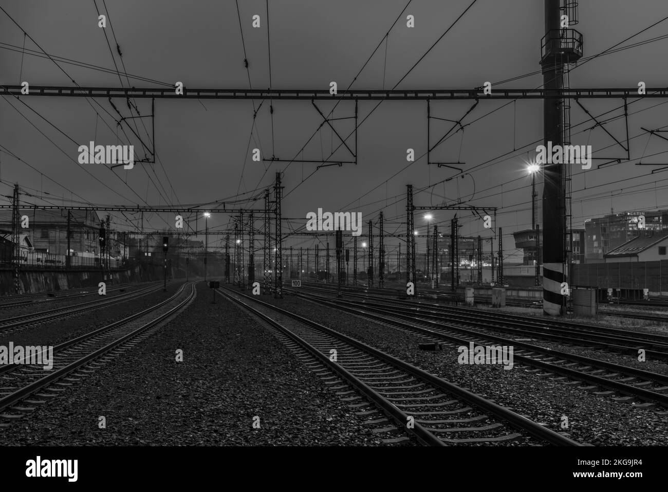 Blick auf den Bahnhof von Prag Liben am regnerischen Abend Stockfoto