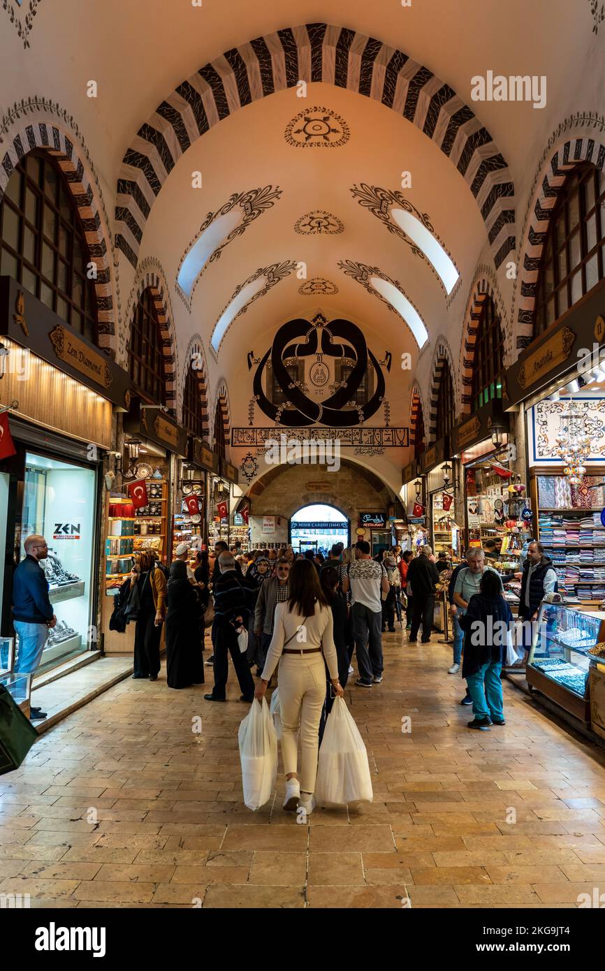 Eine Frau, die Einkaufstüten in einem beliebten Markt namens Ägyptischer Gewürzbasar, Mısır Çarşısı, trug. Stockfoto