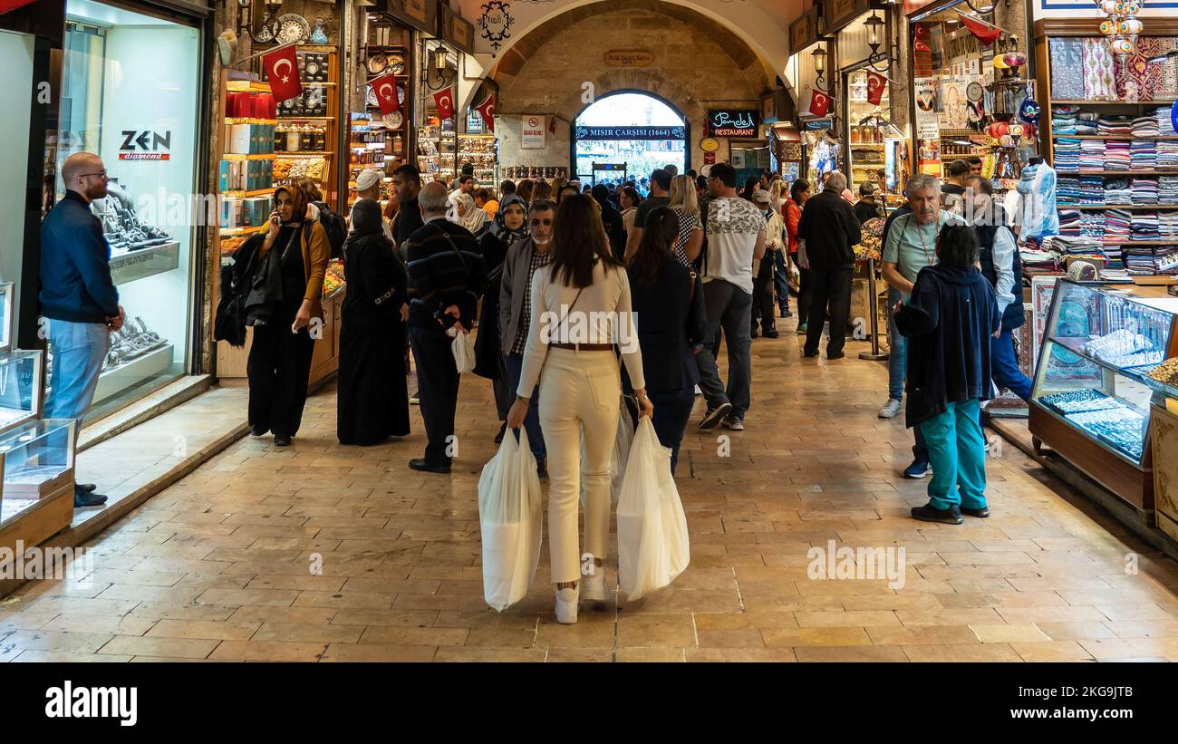 Eine Frau, die Einkaufstüten in einem beliebten Markt namens Ägyptischer Gewürzbasar, Mısır Çarşısı, trug. Stockfoto
